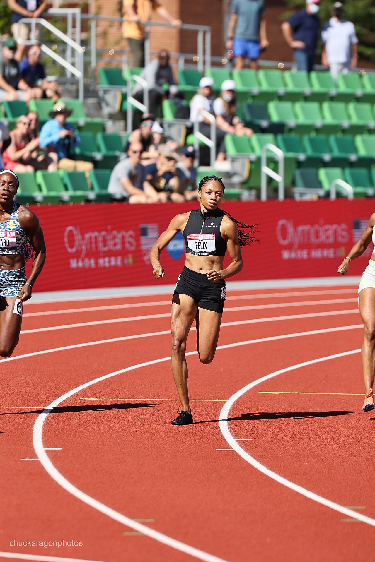 阿利森·菲利克斯在2021年美国奥运田径选拔赛女子400米比赛中