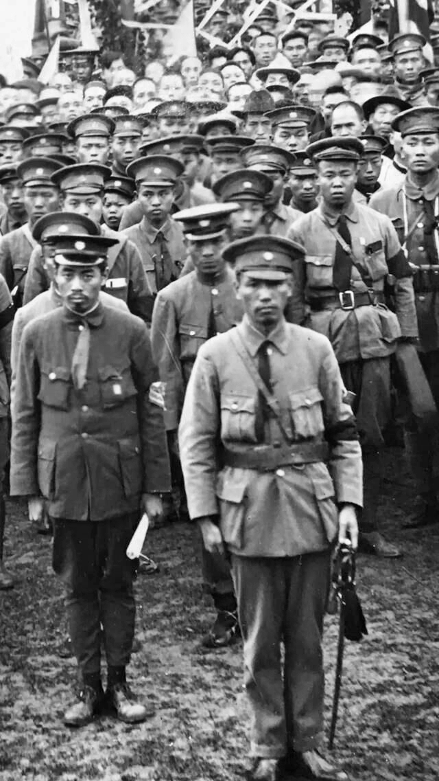 黄埔军校时期蒋介石、周恩来与学员合影