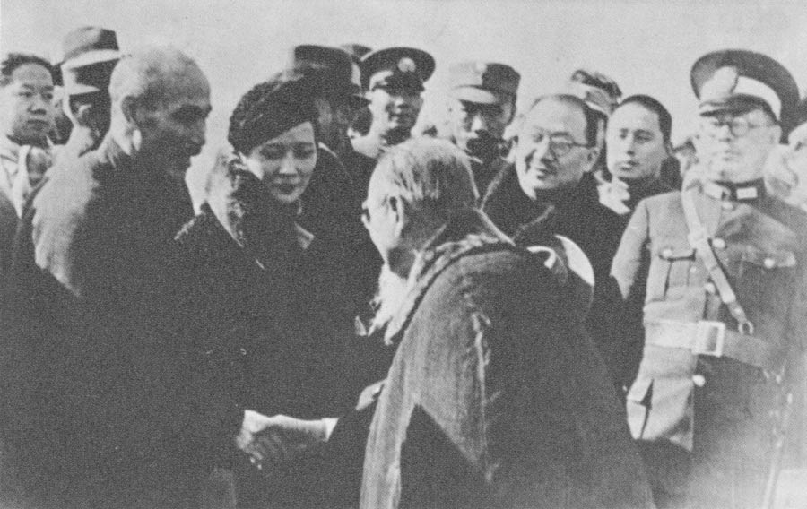 西安事变结束后蒋介石与宋美龄等人抵达南京
