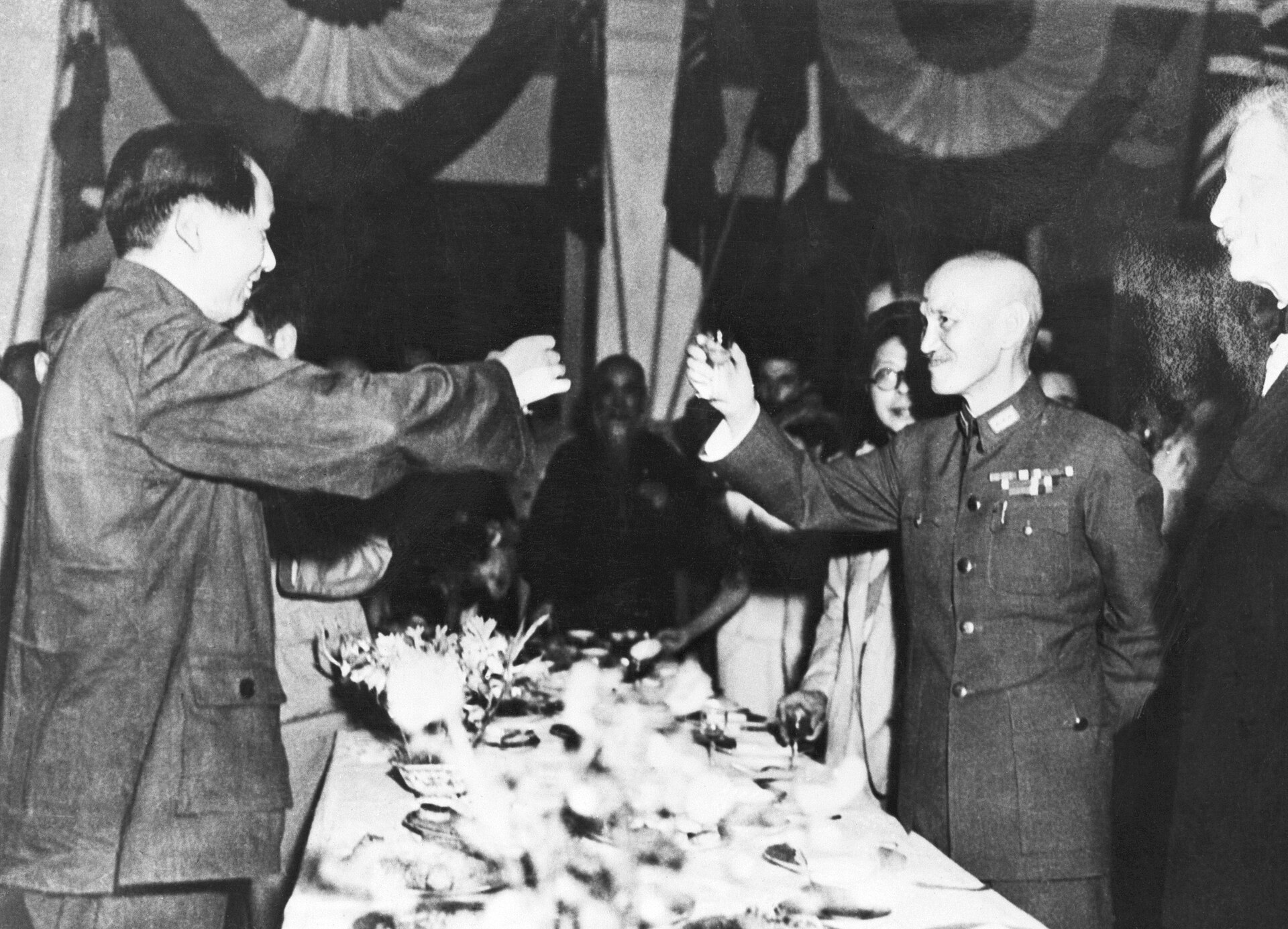1945年重庆谈判期间毛泽东与蒋介石举杯