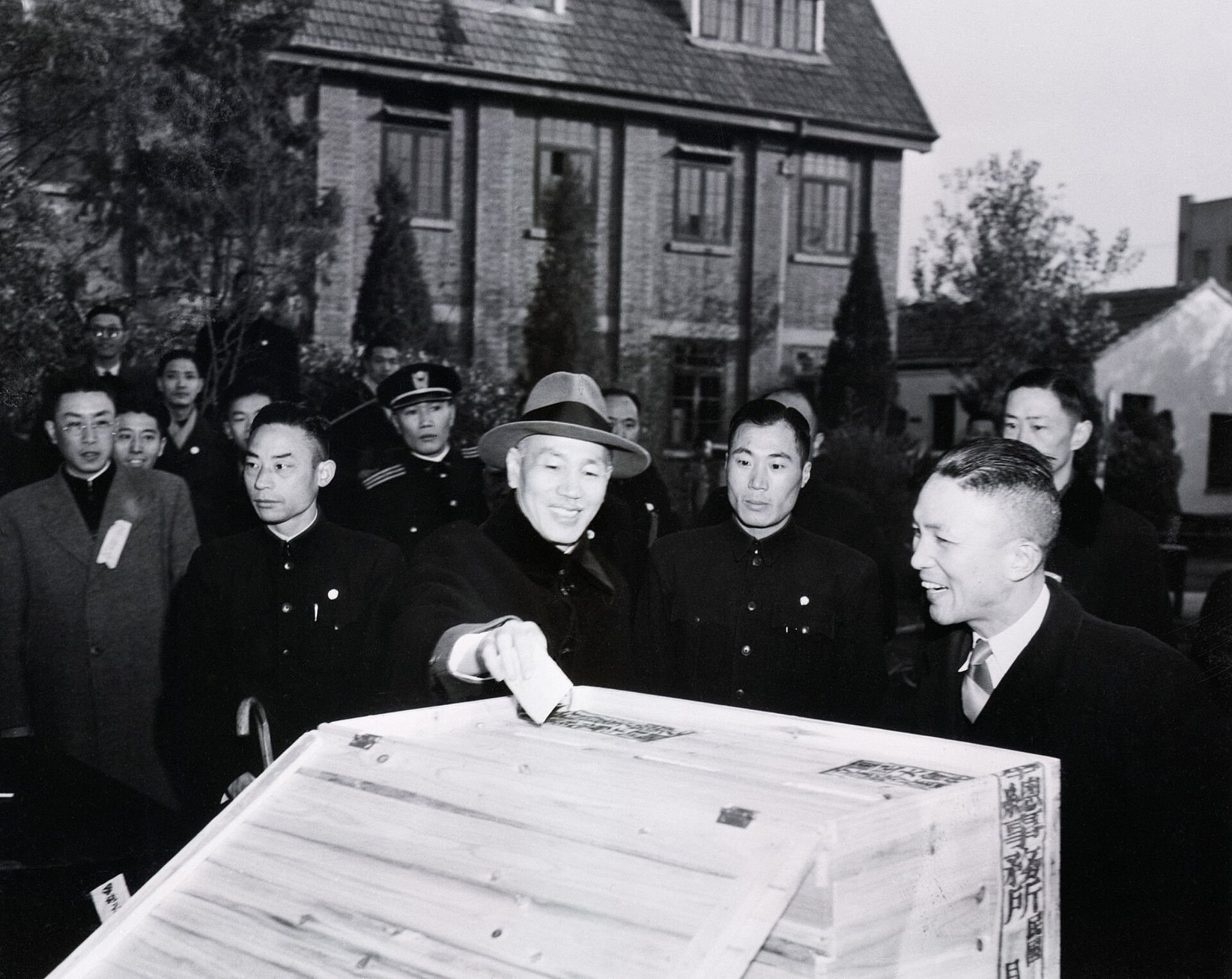 1948年国民大会期间蒋介石投票