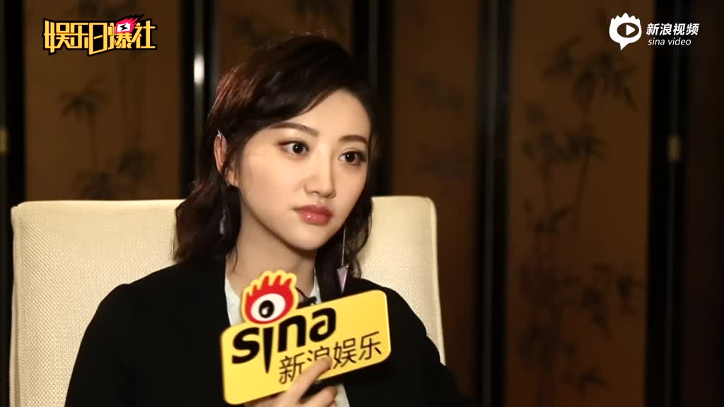 2017年景甜接受新浪娱乐专访的视频画面