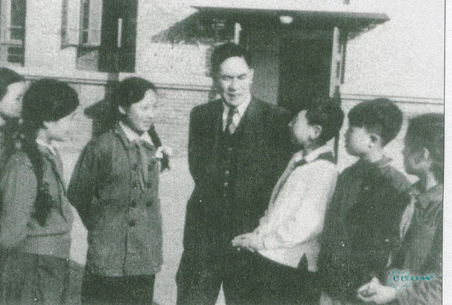 1956年马思聪与中央音乐学院附中学生交谈