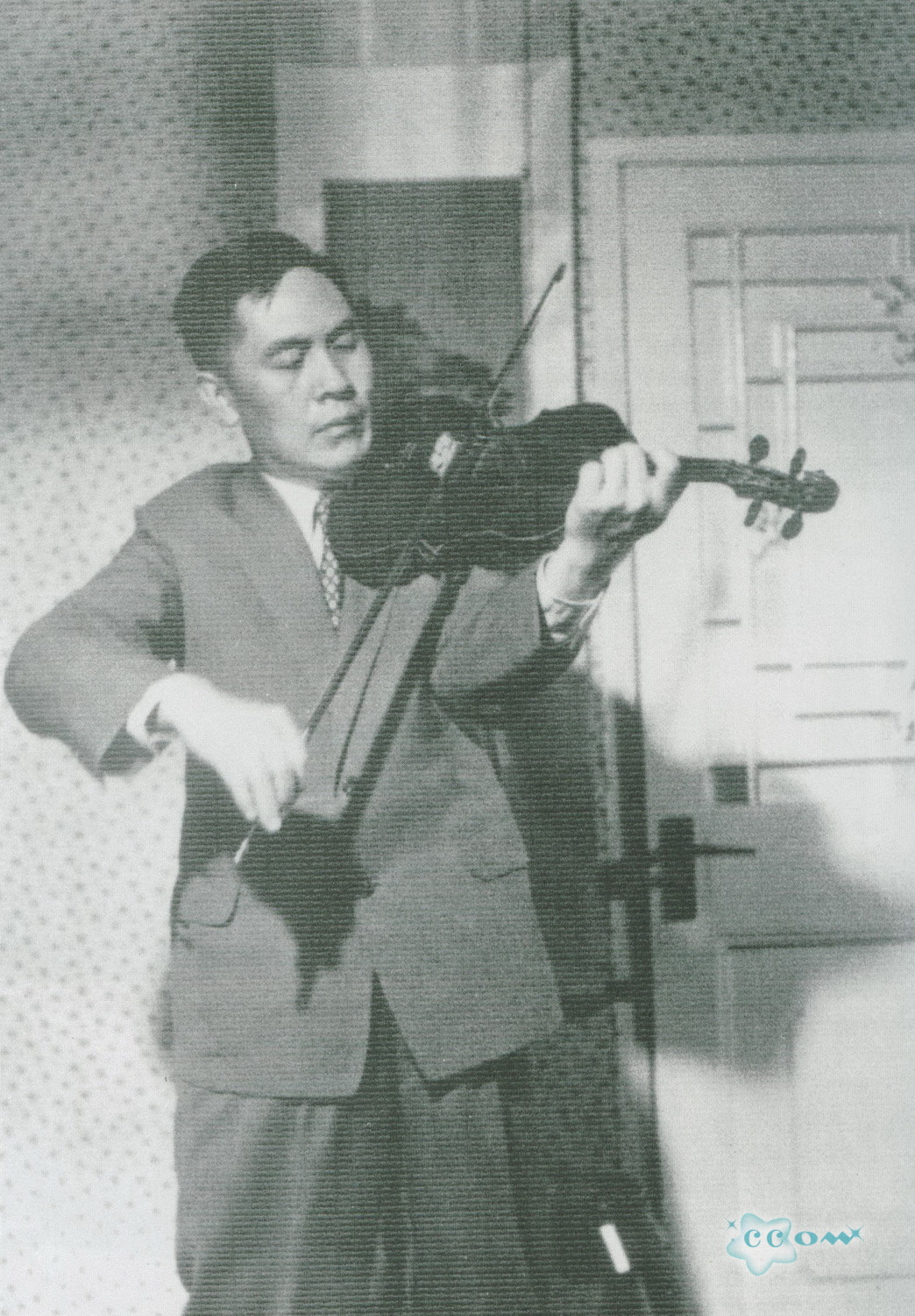 1959年马思聪演奏小提琴