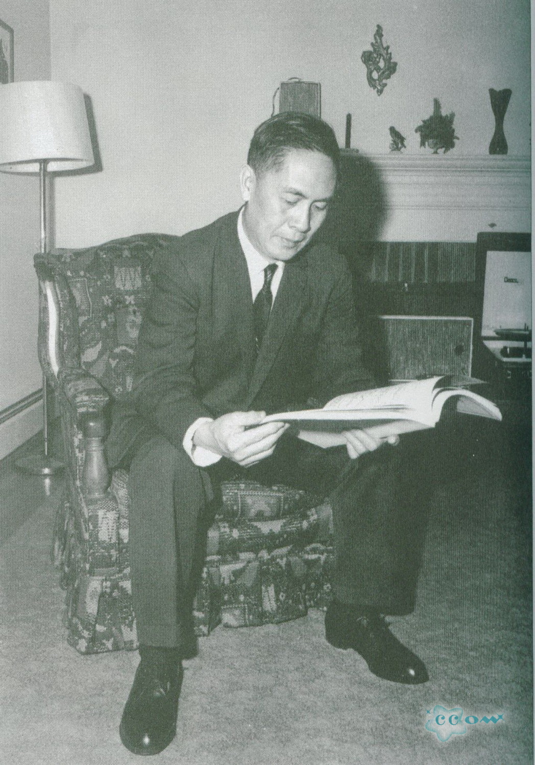 1967年马思聪在美国家中阅读乐谱