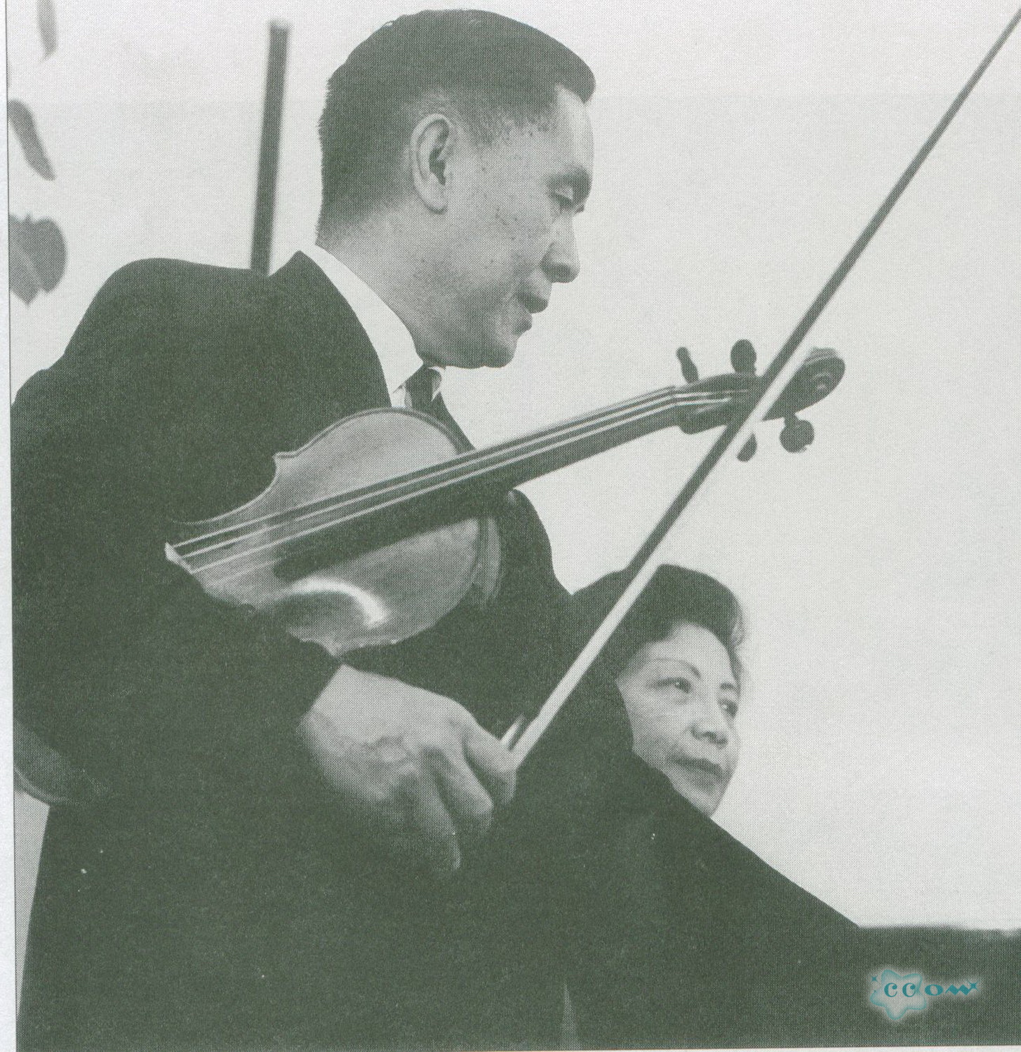 1968年马思聪在美国住处练琴
