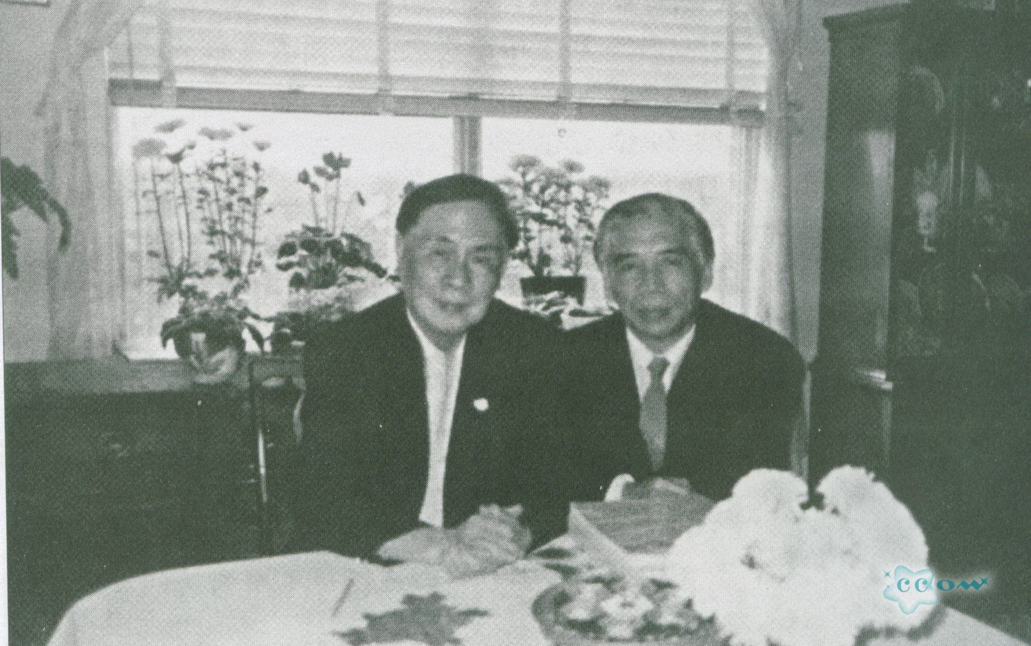 1984年马思聪与中央音乐学院院长吴祖强在费城合影