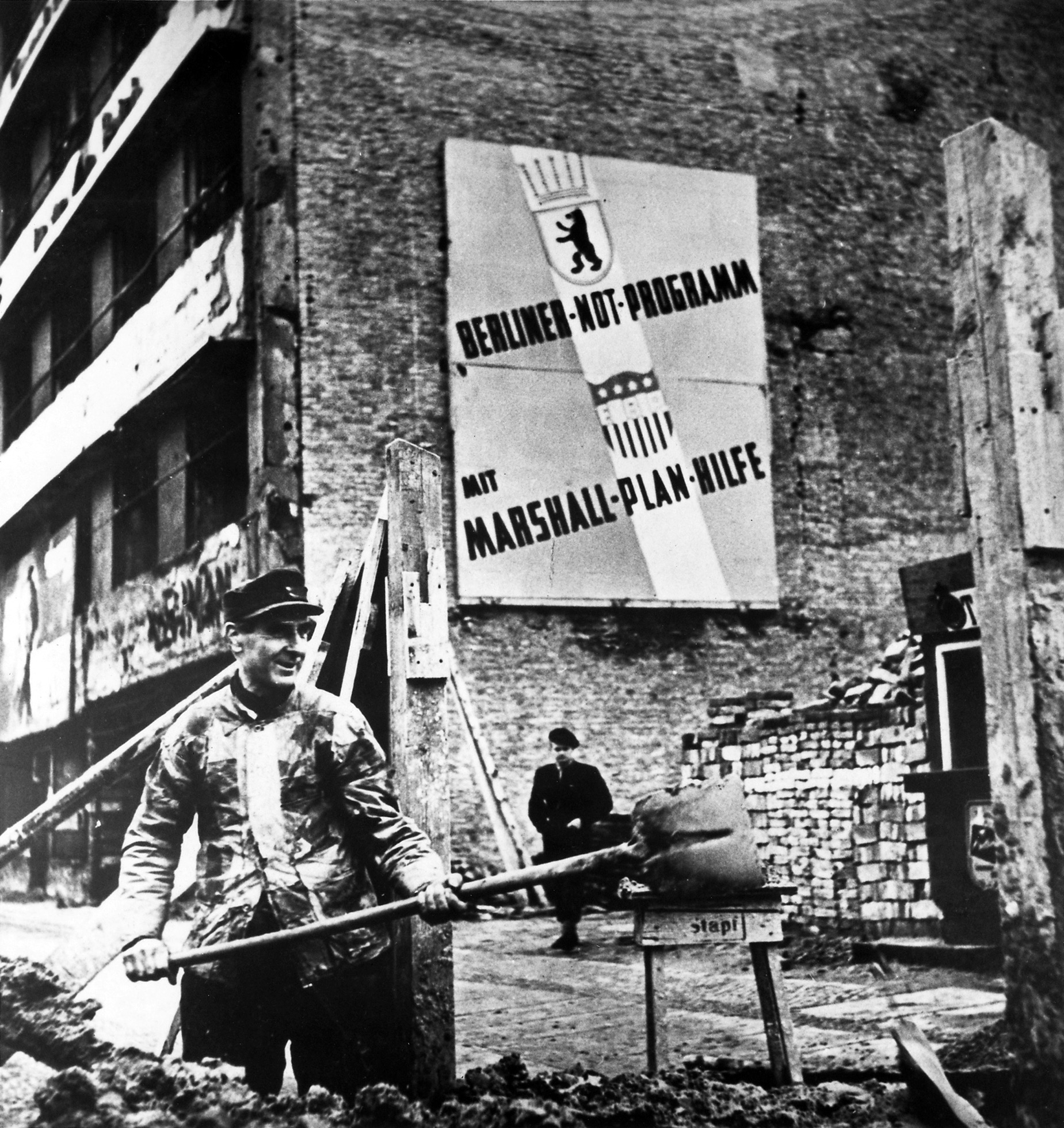约1949年西柏林重建工人与马歇尔计划援助标识