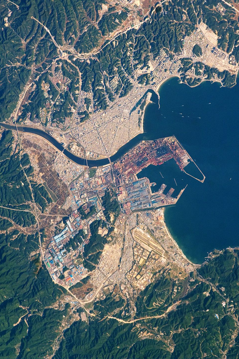 2009年从国际空间站拍摄的韩国浦项港口和钢铁工业区