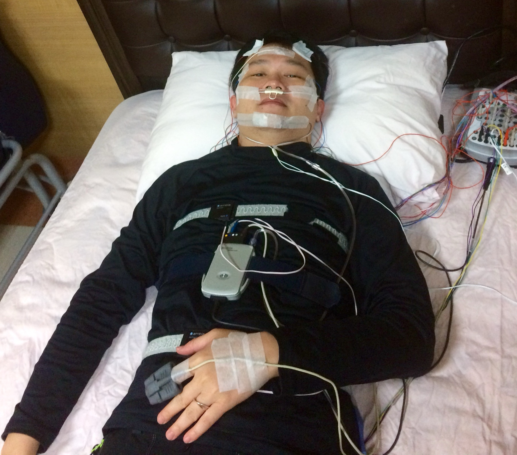 接受多导睡眠检查的受试者及身体传感器的真实照片