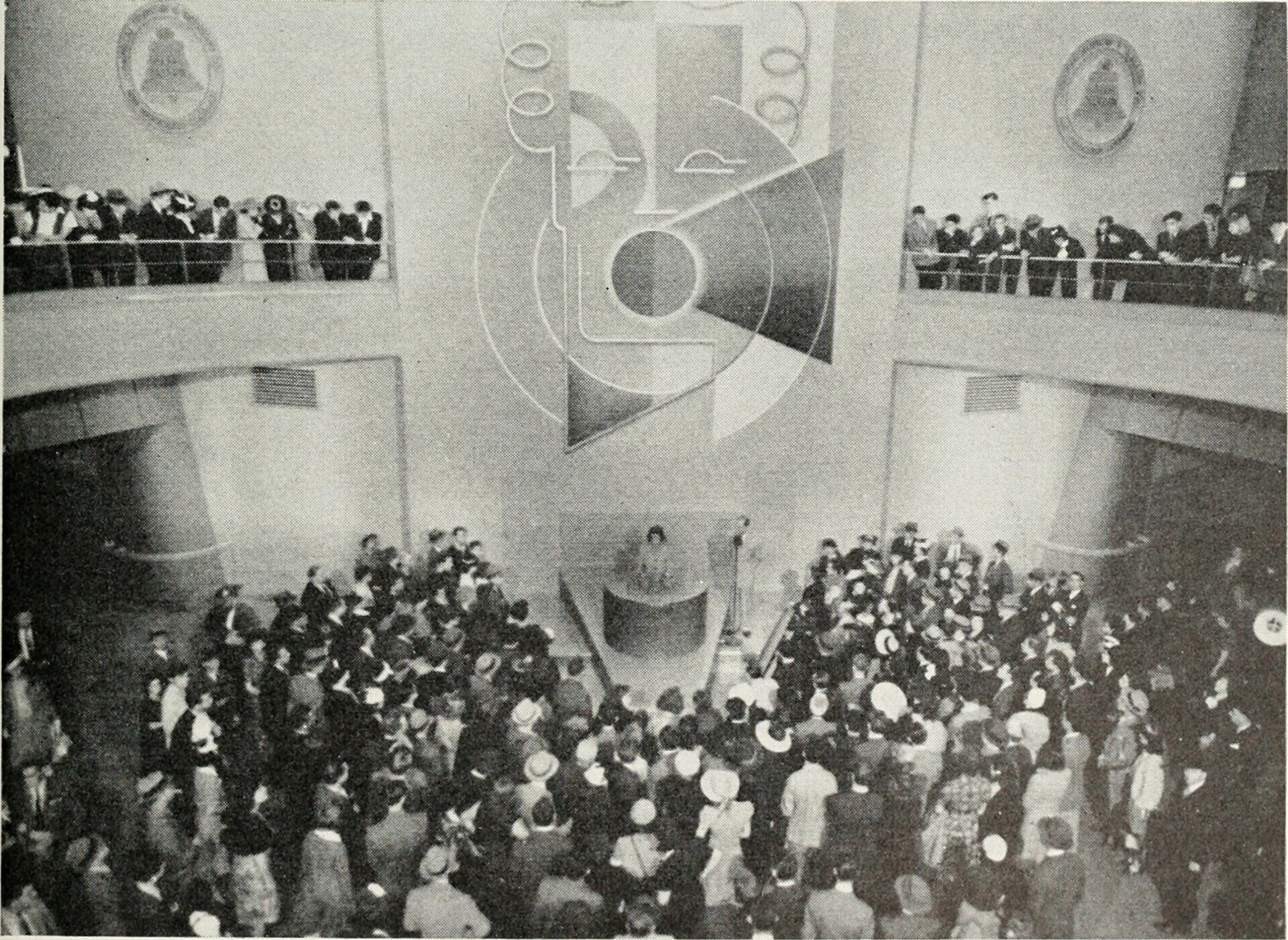 1939 年纽约世界博览会上观众围观 Bell Labs VODER 语音合成演示的历史真实照片
