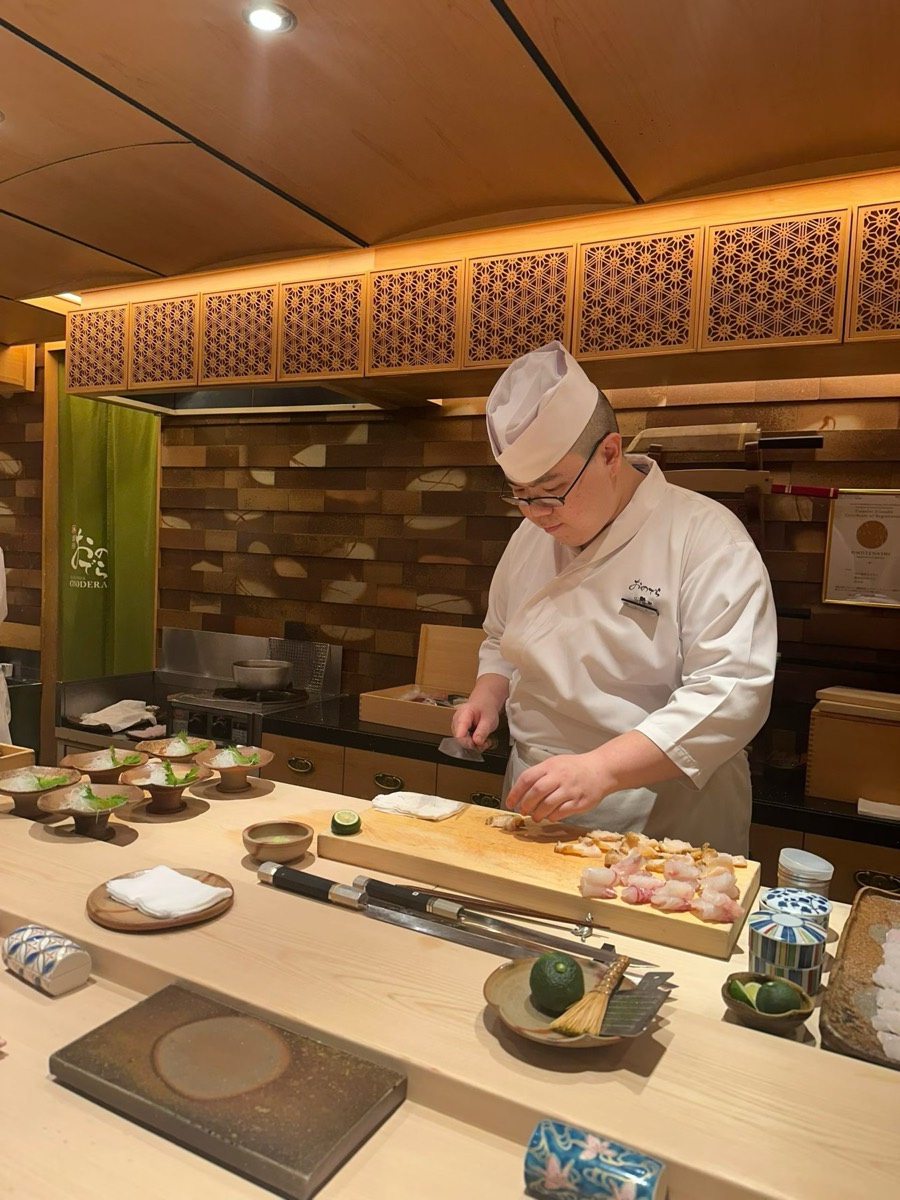 料理台前的师傅正在准备食材