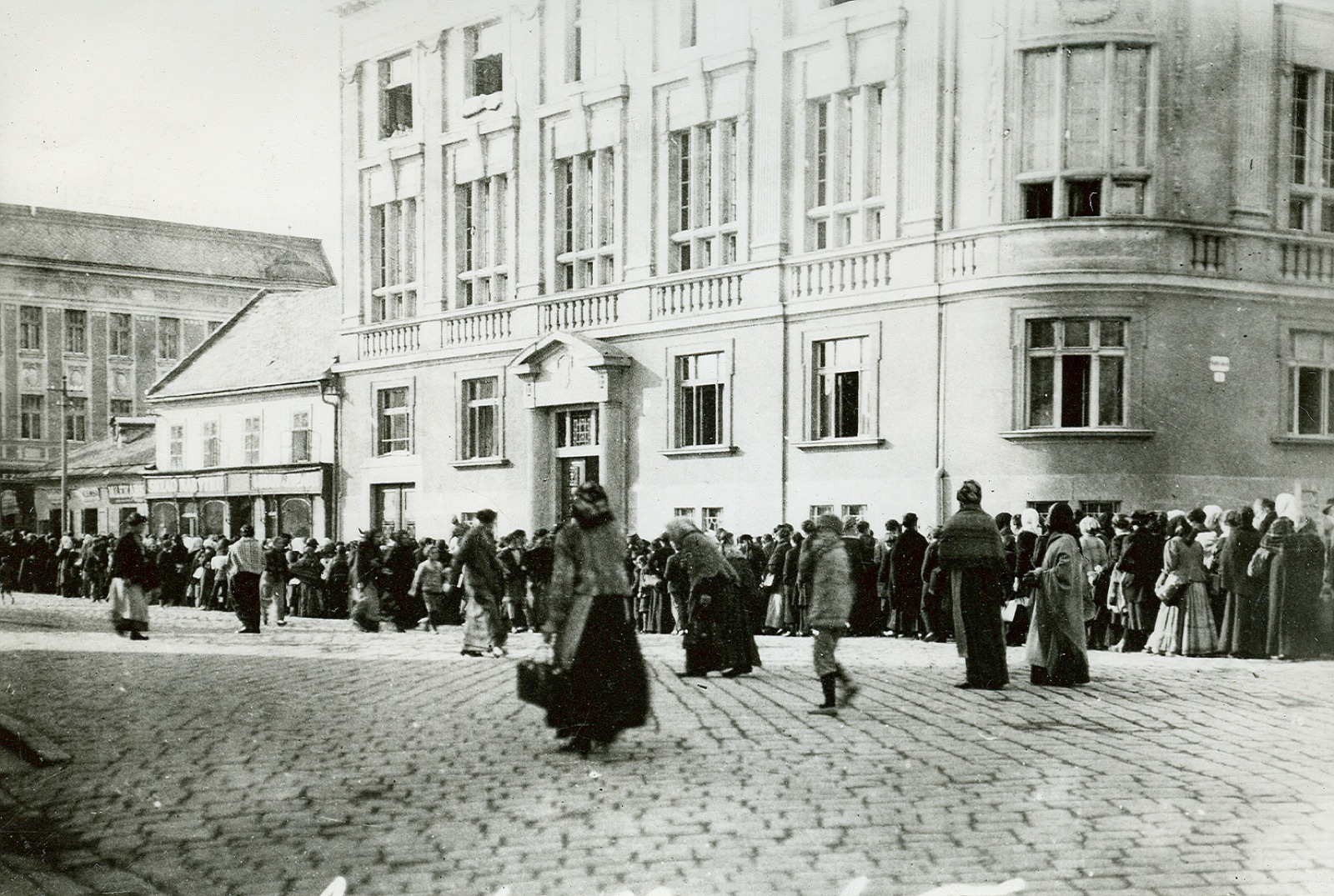 1916年奥匈帝国普罗斯捷约夫居民排队购买黄油