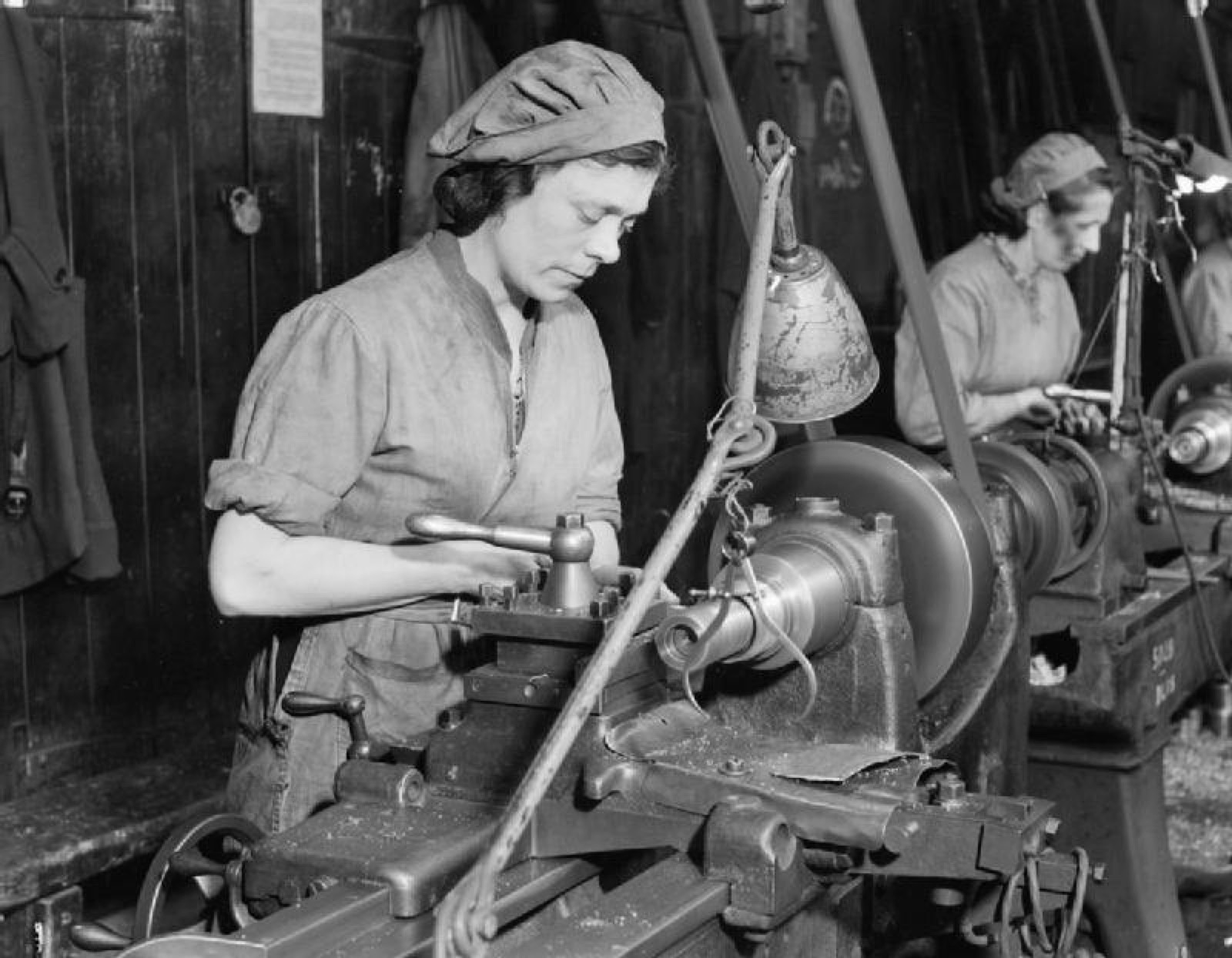 1942年英国皇家兵工厂女工在生产炮弹