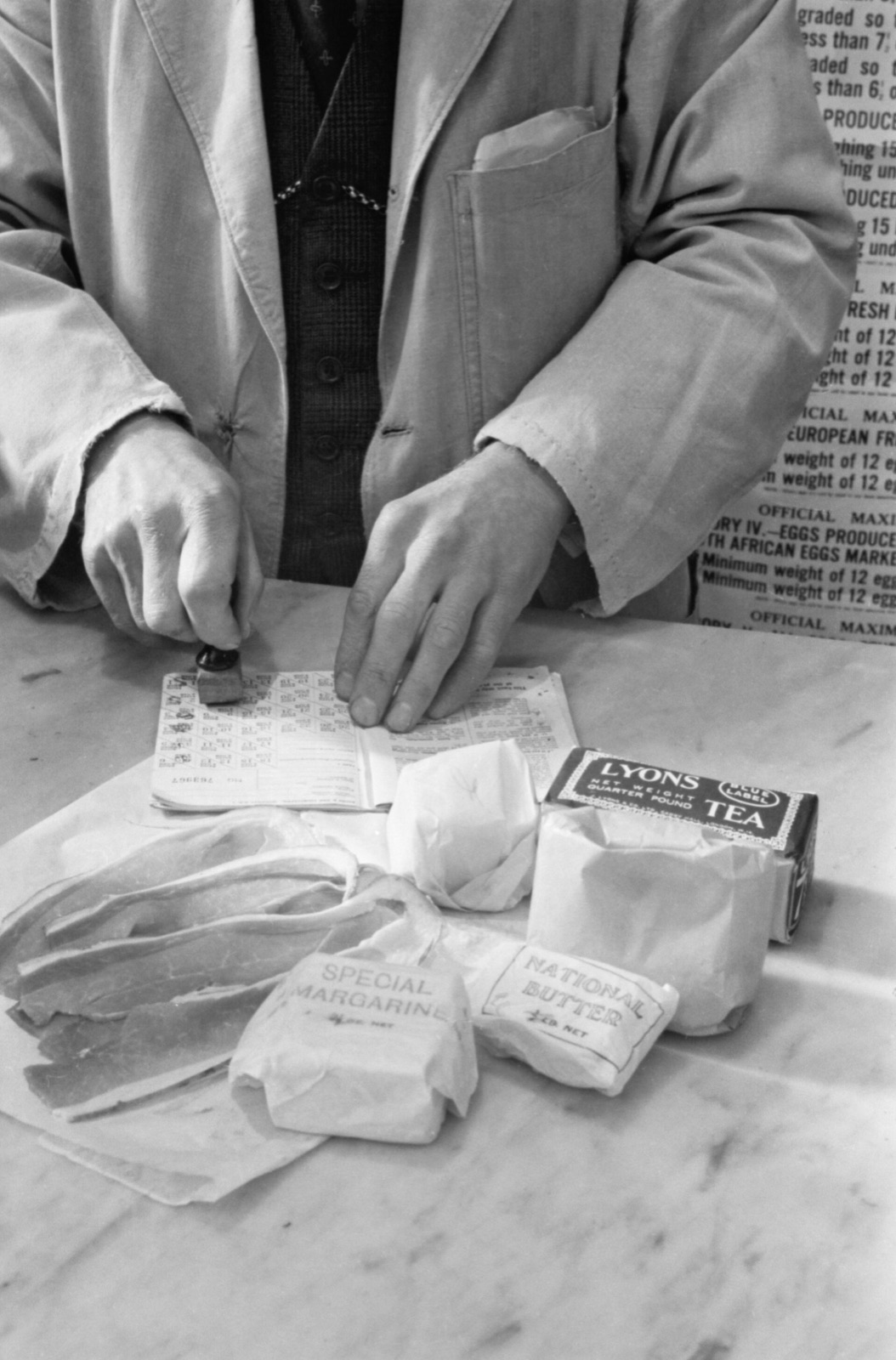1941年伦敦战时家庭主妇在厨房准备食物
