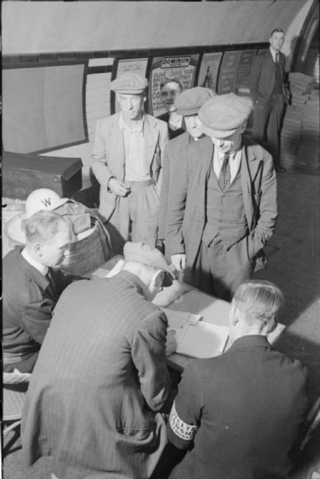 1940年伦敦居民在地铁站台防空洞中过夜