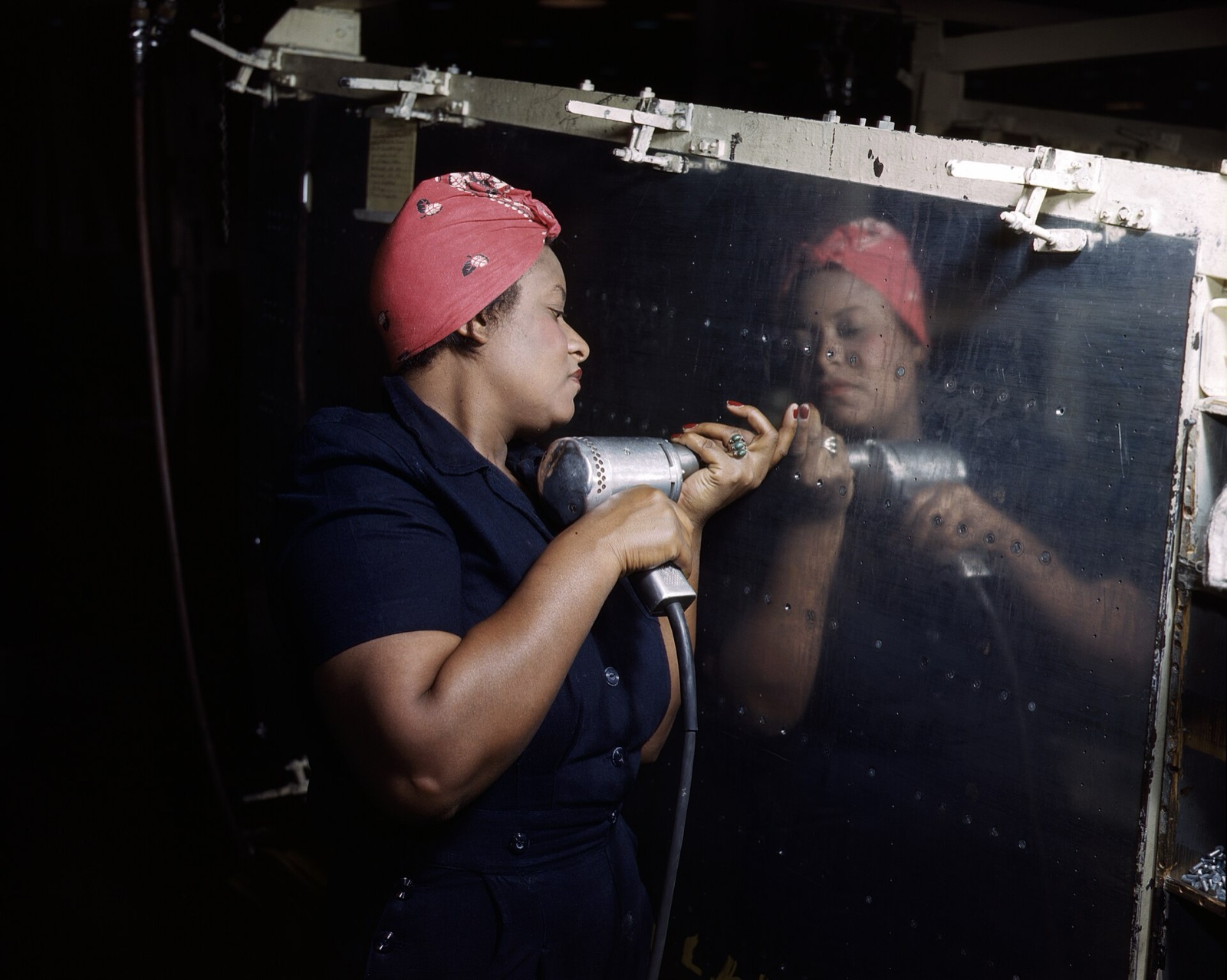 1943年美国伏尔提飞机厂使用手电钻工作的女工