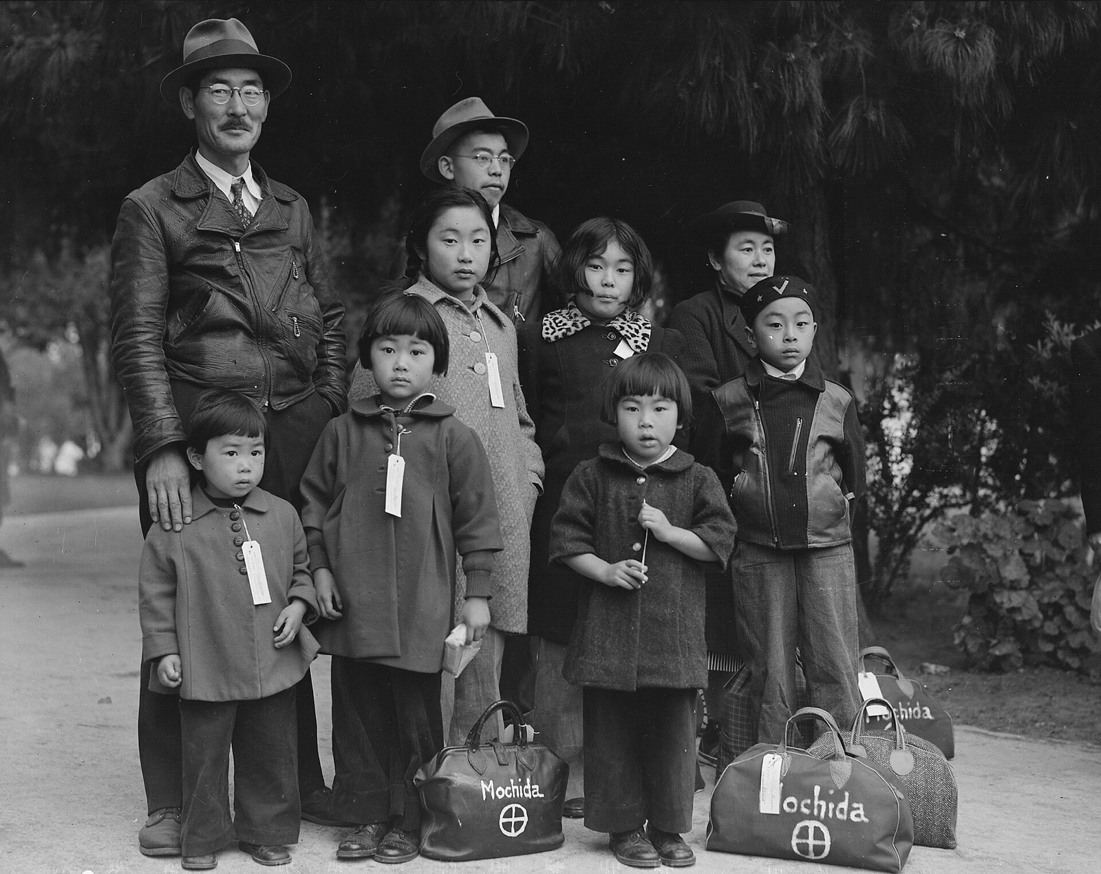 1942年莫奇达一家佩戴编号等待被强制迁移