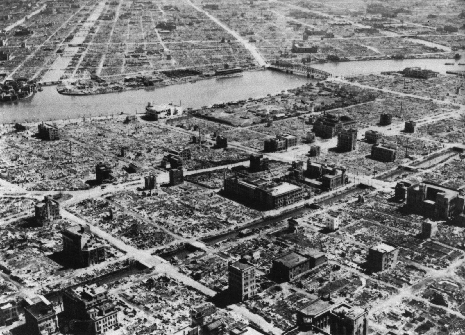 1945年3月东京大空袭后大片城市住宅区成为废墟