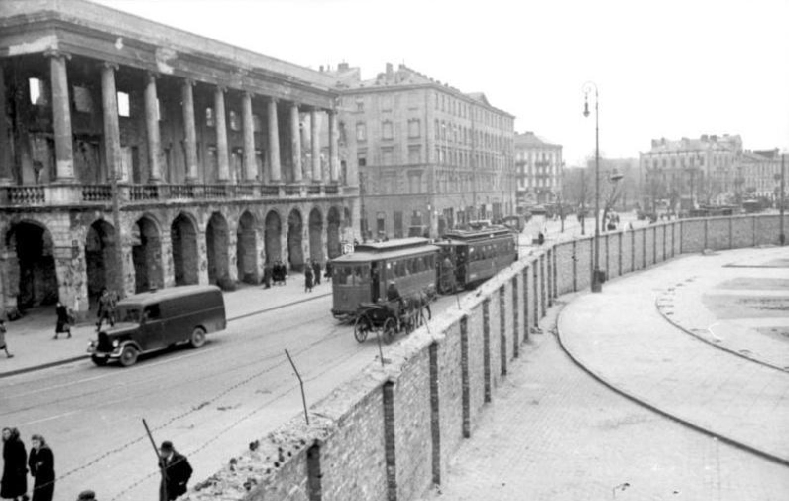 1941年华沙隔都围墙与街道两侧行人