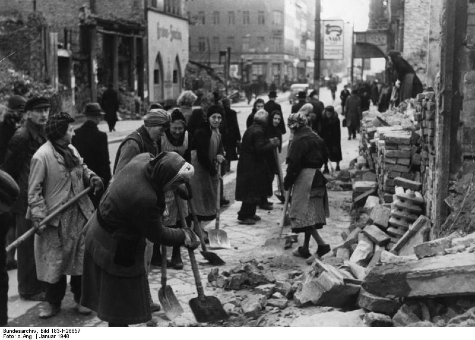 1945年柏林弗里德里希大街清理瓦砾的妇女