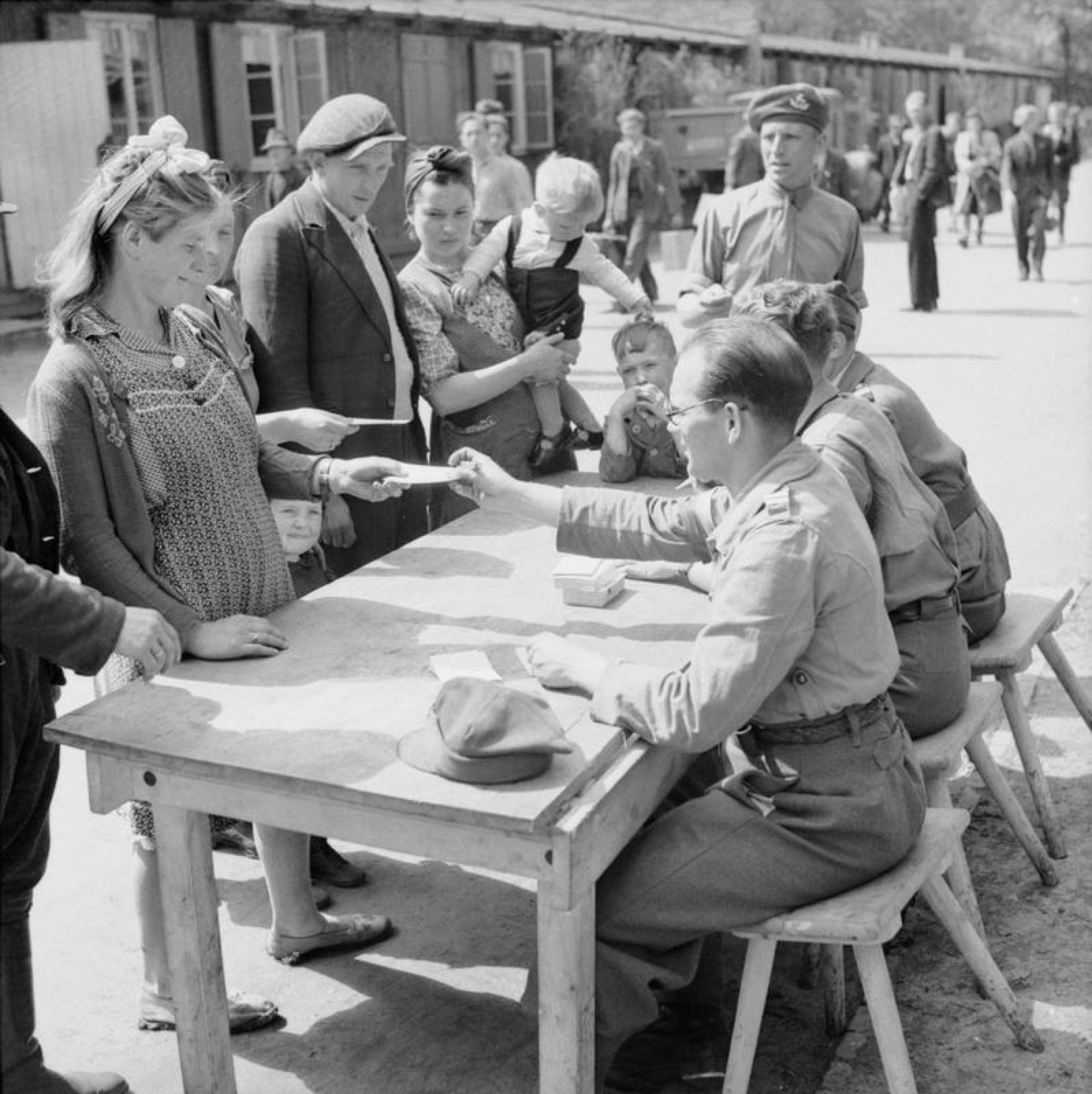 1945年5月一户波兰家庭在汉堡流离失所者中心登记