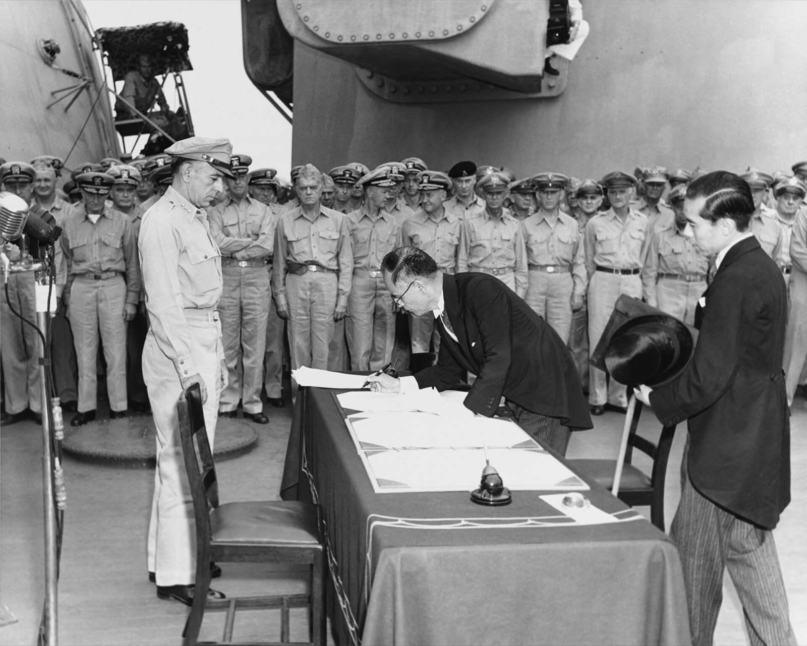 1945年9月2日重光葵在密苏里号上签署日本投降书