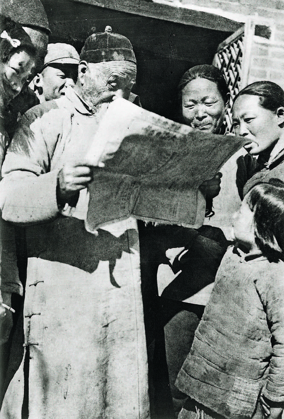 1945年中国民众围看报纸上的日本投降消息