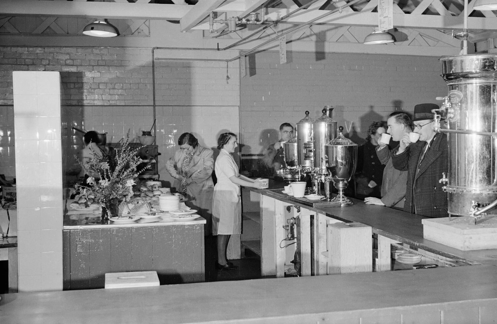 1942年英国飞机工厂食堂内的工人